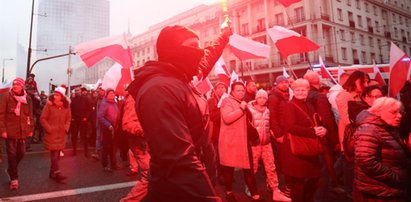 Palenie i deptanie tęczowych flag, całowanie godła, rasistowskie hasła... Święto Niepodległości z jego słynnymi marszem [WIDEO]