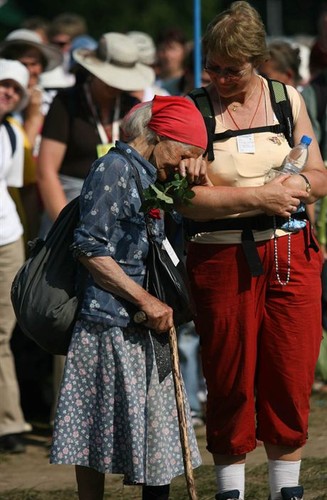 14.08.07 czestochowa, pielgrzymka przybyla do czestochowy, grupa z warszawy.82 letnia kobieta najstarszy uczestnik pielgrzymki przezywa moment wejscia na jasna gore