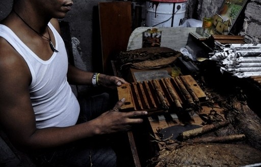 CUBA - CIGARS - CLANDESTINE - MAKER