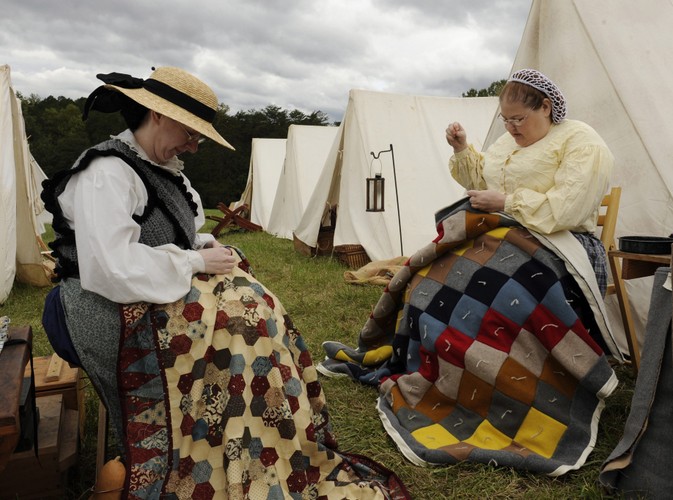 A tymczasem w obozie żony wojaków spokojnie oddają się robótkom ręcznym