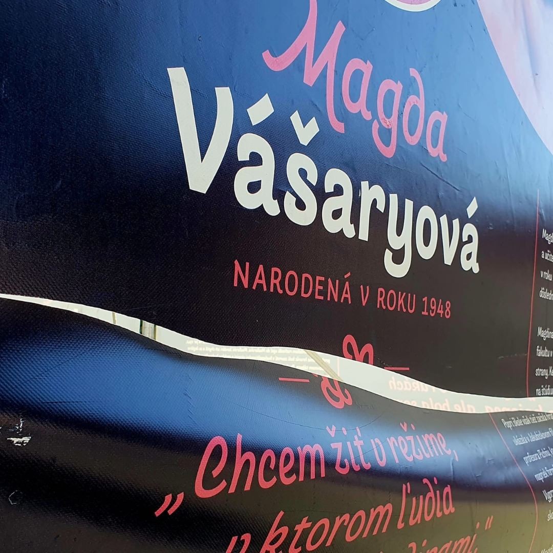 Nezisková organizácia Post Bellum zverejnilo poškodení baner Magdy Vášaryovej.