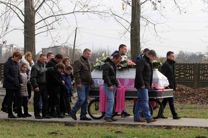 Milicu je na večni počinak ispratilo nekoliko stotina ljudi