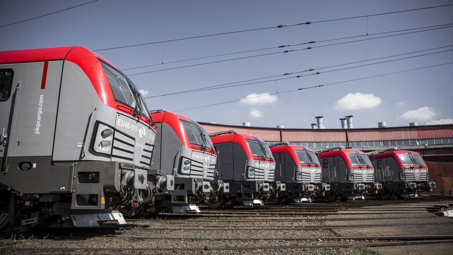 Lokomotywy wielosystemowe pozwalają przewoźnikowi samodzielnie przekraczać granice, bo są w stanie jeździć pod różnymi systemami napięcia.  Np. w Polsce linie kolejowe są zasilane prądem stałym 3000 woltów (3 kV DC), a w Niemczech jest 15 000 woltów prądu zmiennego (15 kV AC). Przewoźnicy używający standardowego taboru muszą przepinać lokomotywy na granicach. To wydłuża czas transportu i zwiększa koszty