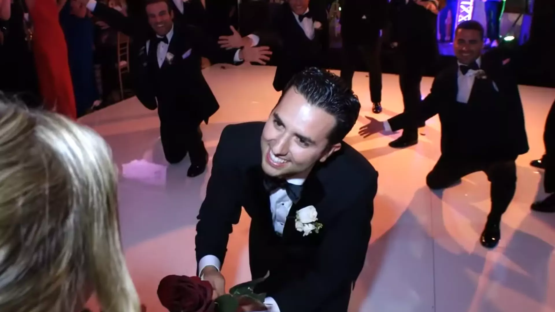 Chirurg ortopeda zatańczył dla żony na weselu. Nagranie błyskawicznie stało się hitem