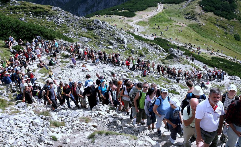 Tak wygląda codziennie kolejka do wejścia na Giewont