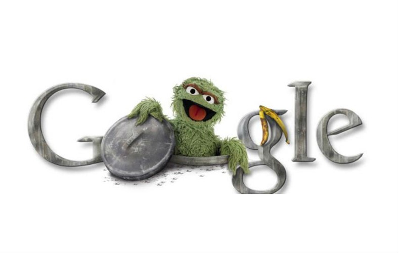 <b>40 rocznica premiery Ulicy Sezamkowej – Oskar Zrzęda</b>
<br></br>
Data publikacji: 7 listopada 2009
<br></br>
Niektórzy z czytelników pewnie potrafią z pamięci odpowiedzieć, co robił Liczyhrabia albo dobrze pamiętają łapczywie pochłanianie słodkości przez Ciasteczkowego Potwora. Trudno uwierzyć, ale „Ulica Sezamkowa” powstała niemal pół wieku temu w USA i była w tamtym czasie prekursorem rozrywkowych programów edukacyjnych dla dzieci. Na podstawie „Ulicy Sezamkowej” stworzono polski program o przygodach Bazylego i Beaty. Doodle z 7 listopada 2009 roku wyświetlany był internautom z krajów, w których emitowane były dubbingowane albo adaptowane wersje „Ulicy Sezamkowej”. Oprócz polskich, amerykańskich i kanadyjskich dzieci losy bohaterów „Ulicy.. ” znają także dzieci w RPA, Arabii Saudyjskiej, Finlandii czy Malezji.