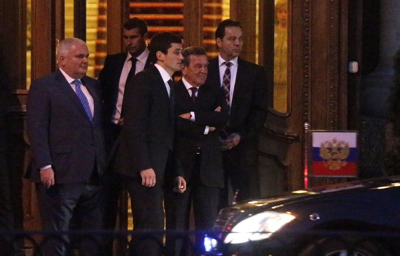 Gerhard Schroeder i Matthias Warnig, dyrektor zarządzający Nord Stream, w Petersburgu