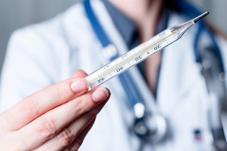 Jak obliczyć świadczenia chorobowe, gdy zmiana etatu dopiero w następnym miesiącu