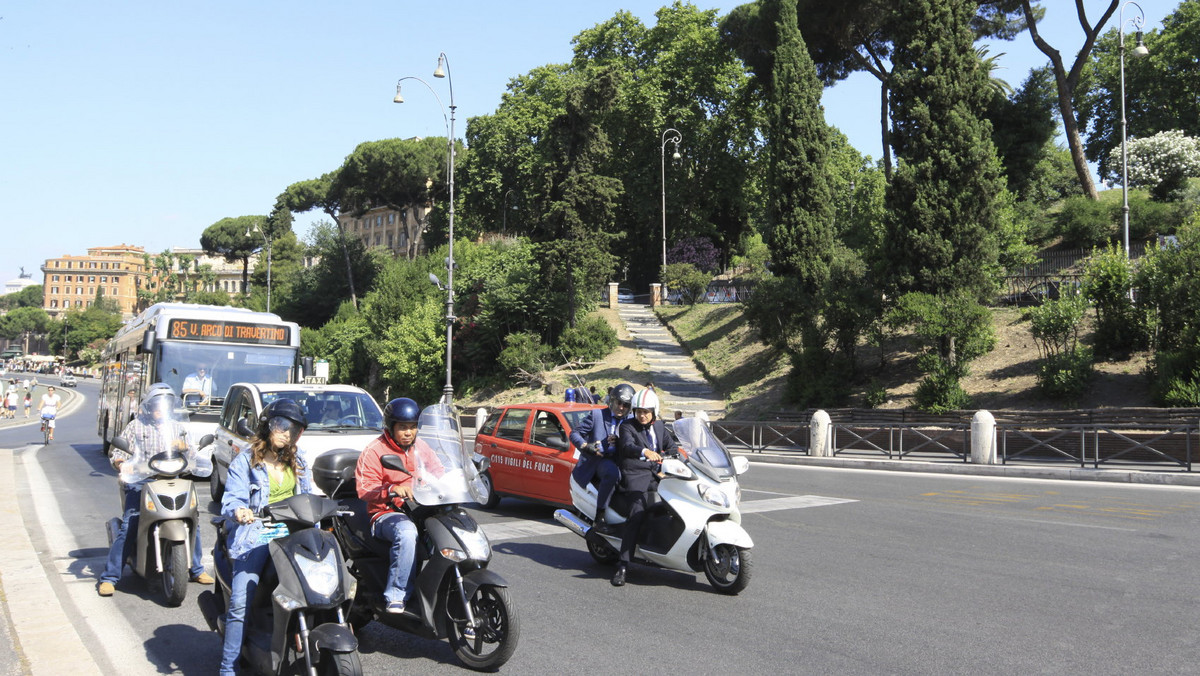 Scooterino - tak nazywa się nowa, coraz popularniejsza usługa transportowa w Rzymie. Właściciele skuterów oferują miejsca na siodełku tym, którzy chcą szybko, unikając korków ulicznych, gdzieś dojechać. Transport zamawia się przez specjalną aplikację.