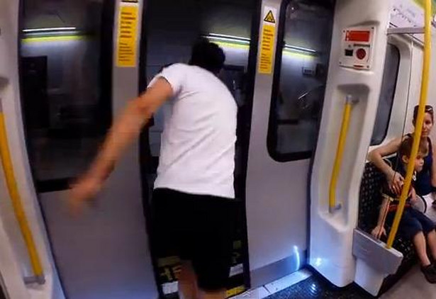 Kto jest szybszy, metro czy człowiek? Oto zaskakujące rozwiązanie [WIDEO]