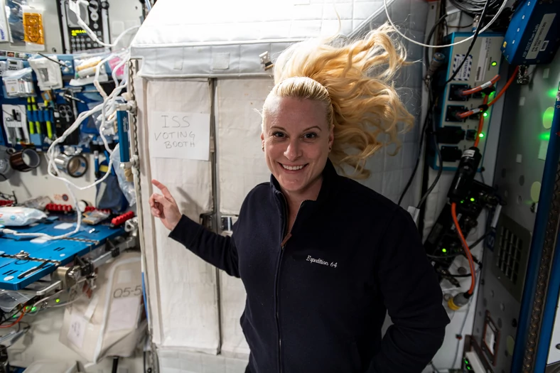 Kate Rubins podczas głosowania na ISS
