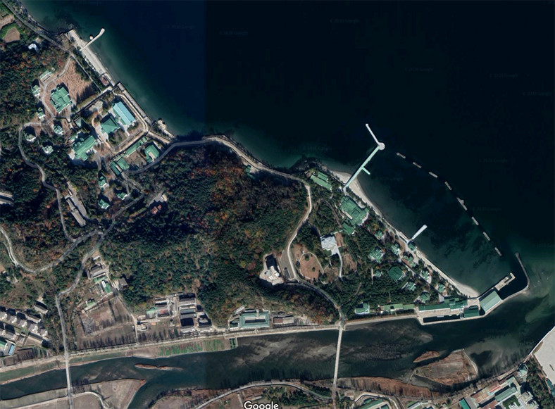 Kompleks pałacowy Kimów w Wonsan na zdjęciu satelitarnym