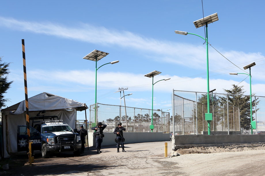 Federal policemen keep watch at the main entrance of the Altiplano Federal Penitentiary, where drug lord Joaquin "El Chapo" Guzman was imprisoned, in Almoloya de Juarez, on the outskirts of Mexico City, January 9, 2016.