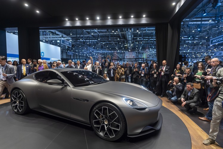 Piech Mark Zero, jak przystało na auto GT, jest bardzo dynamiczny. Od zera do 100 km/h przyspiesza w 3,2 sekundy. Maksymalna prędkość tego cacka to 250 km/h.