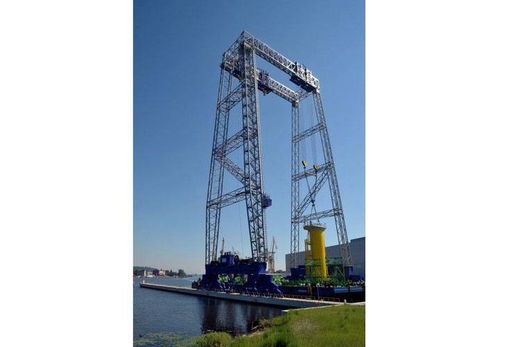 Platformy przenoszone są na barki za pomocą największej w kraju, 120-metrowej, suwnicy bramowej. Za pomocą suwnicy ogromne elementy, o wysokości powyżej 22 m, są unoszone, pionowane, przenoszone, a na końcu stawiane na barkę na specjalnie przygotowanych pierścieniach. Cała operacja wspomagana jest przez platformy jezdne SPMT, na których konstrukcje dowożone są pod suwnicę. Waga jednej platformy pośredniej to 344 tony. 
<br><br>fot. (ukit) PAP/Marcin Bielecki