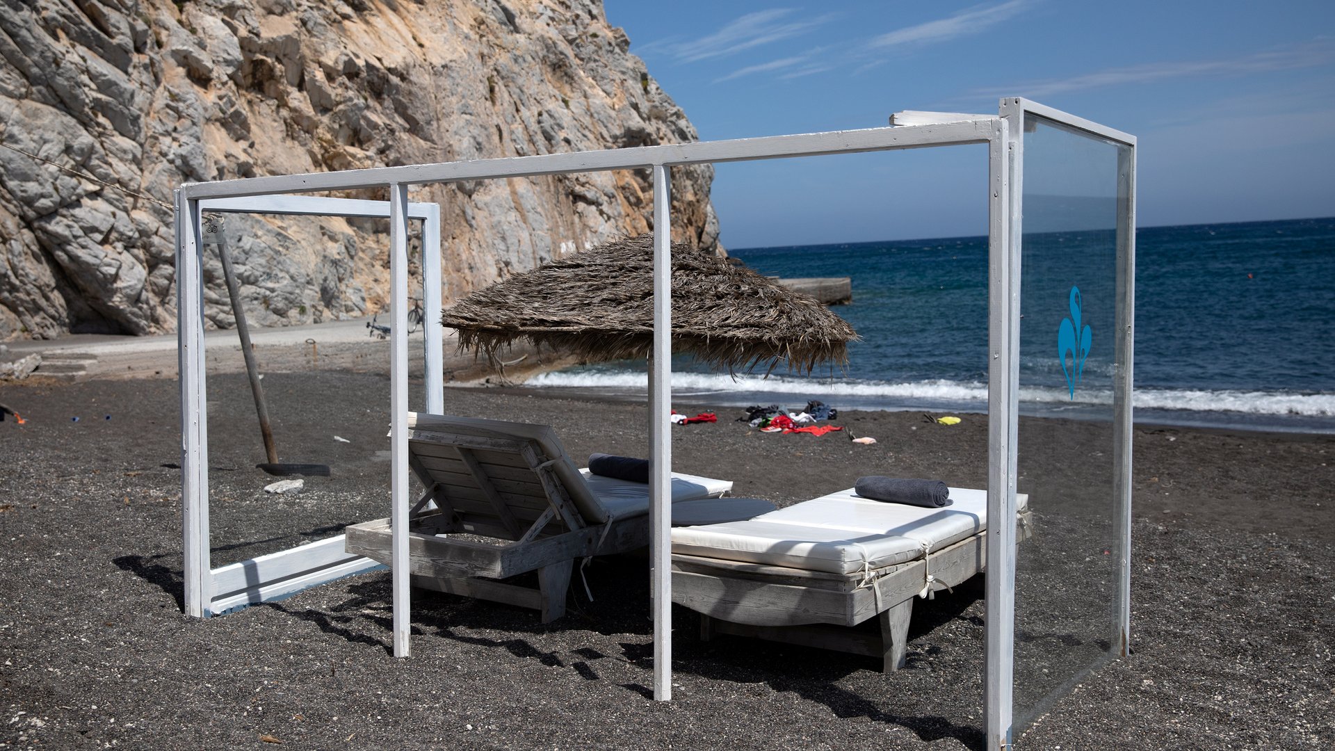 Szklany parawan na Santorini. Tak mogą wyglądać wakacje w czasach pandemii - a to tylko część zmian, jakie czekają podróżujących