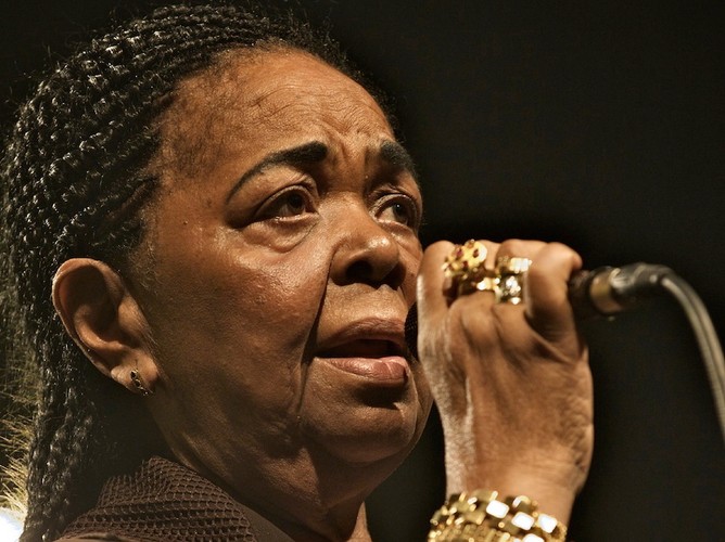 Cesaria Evora podczas koncertu w Gliwicach w 2009 roku