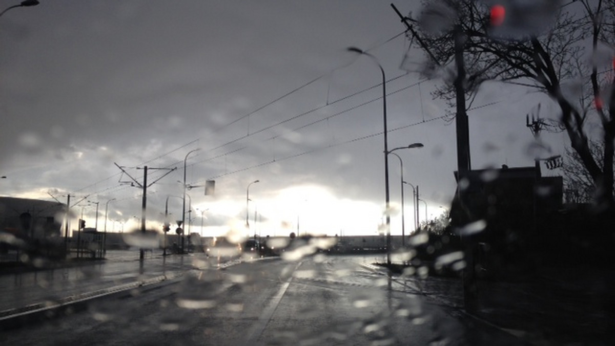 Miejskie Centrum Zarządzania Kryzysowego ostrzega – po godzinie 18 we Wrocławiu mogą wystąpić silne burze z gradem. Dodatkowo może wiać nawet z prędkością 90 km/h.