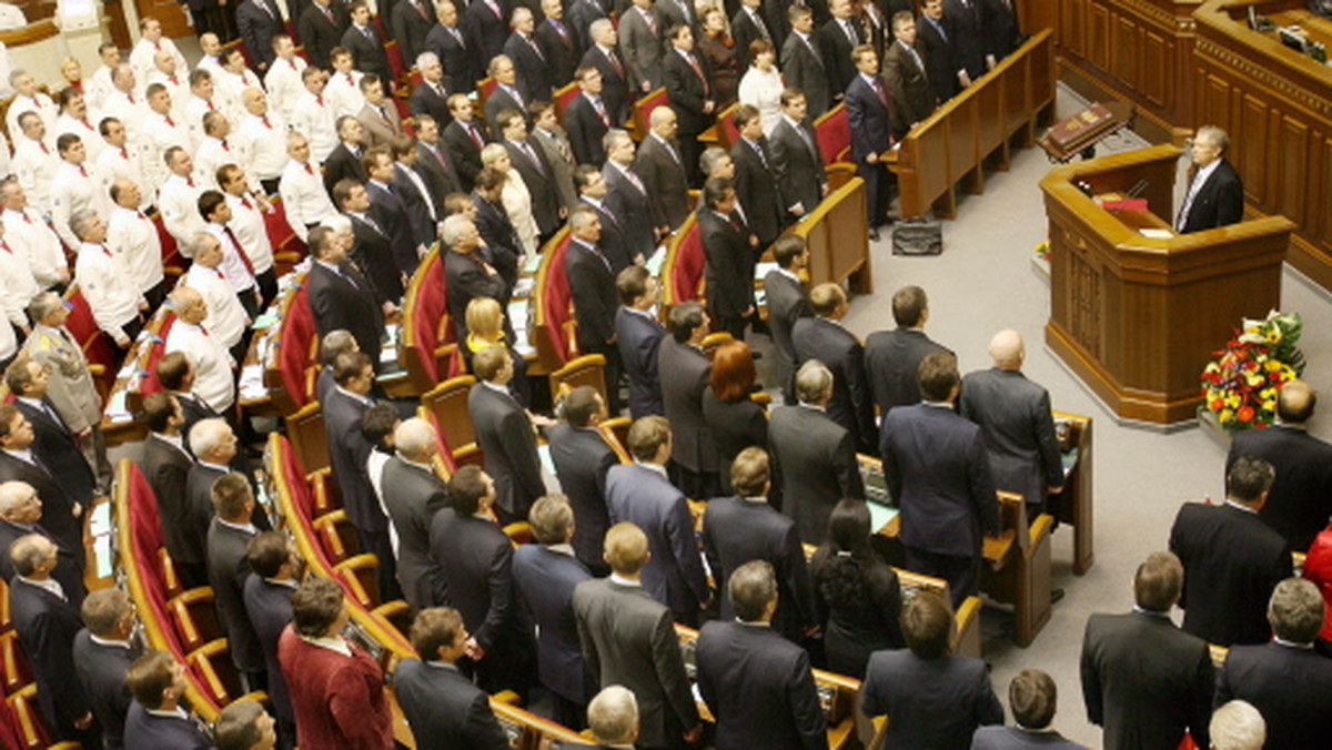 Rada Najwyższa (parlament) Ukrainy odrzuciła projekt uchwały w sprawie złożenia wniosku o członkostwo kraju w Unii Europejskiej. W głosowaniu projekt uzyskał poparcie zaledwie 61 spośród zarejestrowanych w sali posiedzeń 308 deputowanych.