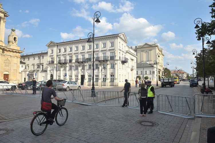 Barierki na Krakowskim Przedmieściu w Warszawie