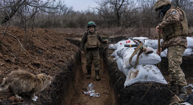 Des soldats ukrainiens construisent un bunker sur la ligne de front.