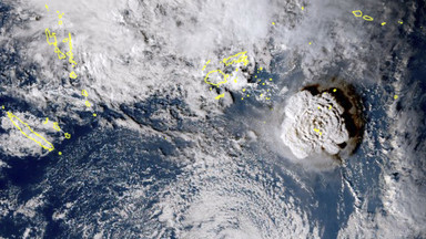 Tsunami uderzyło w wyspy Tonga po potężnej erupcji wulkanu. "Wszędzie słychać było krzyki"  