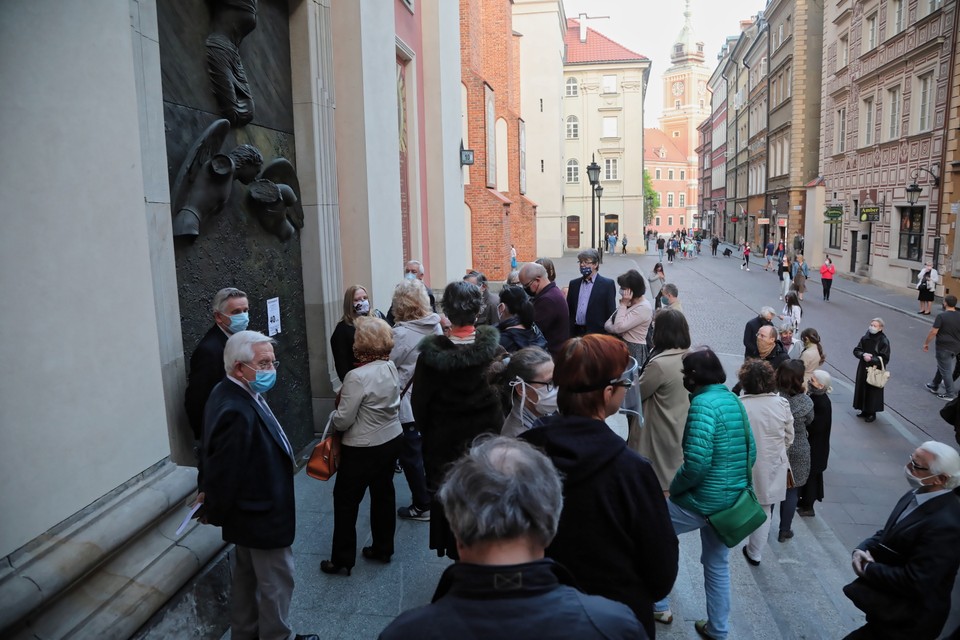 Wierni zgromadzeni przed sanktuarium Matki Bożej Łaskawej w Warszawie. Liczbę osób wewnątrz kościoła ograniczono do 40.