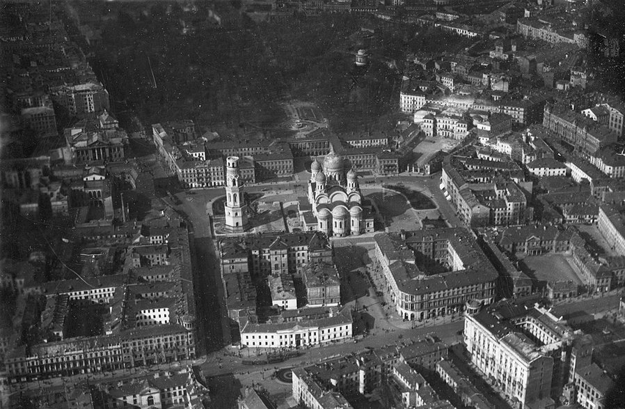 Lata 1920-1921. Warszawa z lotu ptaka na początku lat 20 XX w. Widoczny pałac Saski za Soborem Prawosławnym św. Aleksandra Newskiego. 