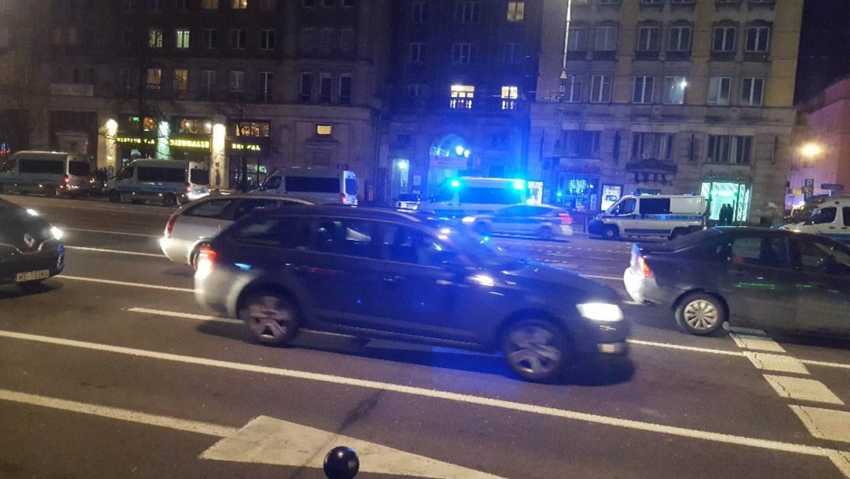 Wieczorem przed Sejmem odbyła się demonstracja Obywateli RP przeciwko reformie sądownictwa i zmianom w ordynacji wyborczej. Według organizatorów w proteście wzięło udział ok. 400 osób. Po ogłoszeniu decyzji o dymisji premier Beaty Szydło uczestnicy udali się w kierunku ul. Nowogrodzkiej, gdzie mieści się siedziba PiS. Na rogu ul. Wilczej i Poznańskiej zostali otoczeni przez policję. W pewnym momencie doszło do szarpaniny.