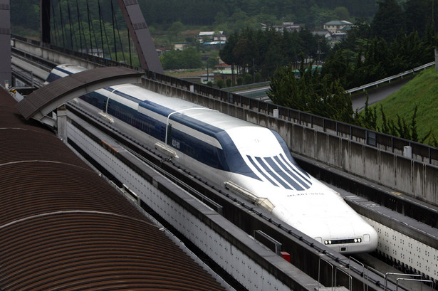 Japoński superszybki pociąg magnetyczny Maglev na torze w prefekturze w Yamanashi.