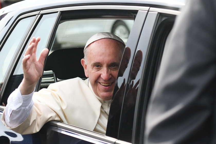 Papież Franciszek przywitał pielgrzymów w oknie