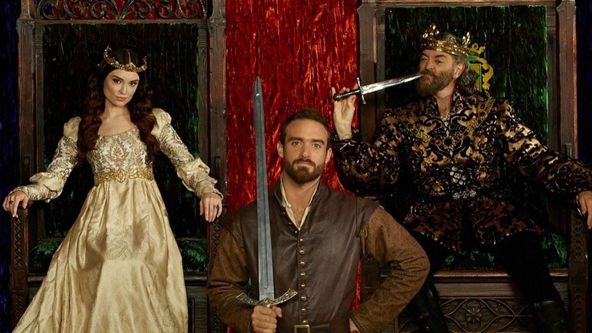 "Galavant" jest jednym z projektów tak oryginalnych, że na pierwszy rzut oka nie ma szans utrzymać się na komercyjnym rynku. Tymczasem wygląda na to, że musicalowy sitcom o rycerzach ma szansę na drugi sezon. Finał sezonu oglądało w Stanach 4,35 mln widzów - więcej niż nadawanych w zbliżonej porze "Simpsonów" i "Brooklyn Nine-Nine".