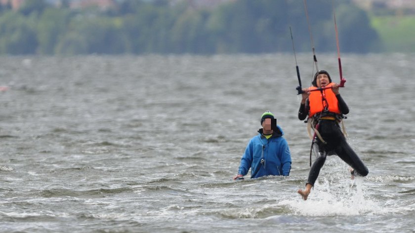 Anna Kalczyńska bierze lekcje kitesurfingu