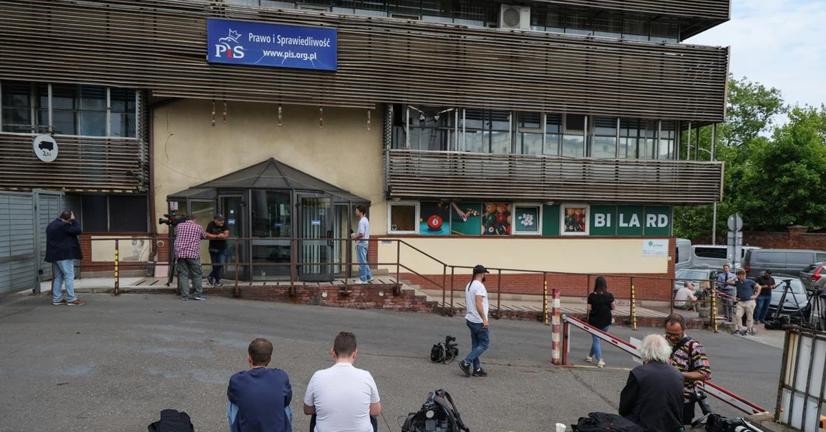 Срочное совещание в штаб-квартире ПиС. Речь идет о Кароле Навроцком