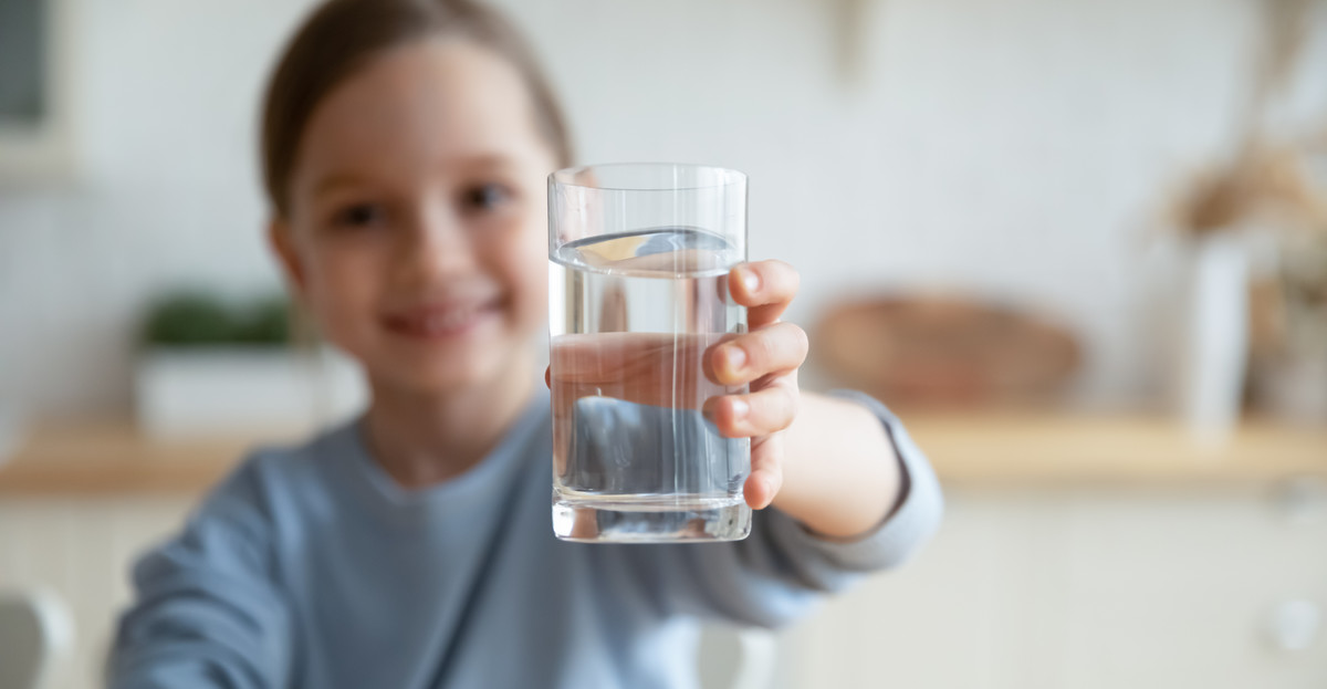  Woda dla dziecka - mineralna czy źródlana? Jaką wodę wybrać dla niemowlaka? 