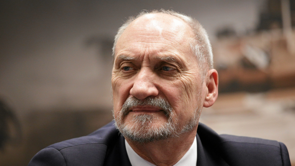 Szef MON Antoni Macierewicz w wypowiedzi dla TV Trwam powiedział, że zażegnanie kryzysu parlamentarnego nie byłoby tak skuteczne i szybkie, gdyby nie obecność polityków PiS przed ołtarzem Matki Boskiej Częstochowskiej. I dodał, że swoim zachowaniem posłowie opozycji próbowali podnieść "żagiew rebelii".