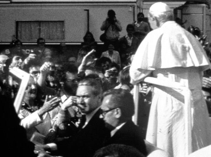 Zdjęcie z 13 maja 1981 - widać na nim Alego Agcę, trzymającego pistolet skierowany w stronę Jana Pawła II