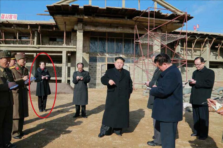 Kim Jo Dzsongról 2015-ben jelent meg az első hivatalos fotó, ahogy bőszen jegyzeteli bátyja szavait egy gyárlátogatáson / Fotó: MTI-EPA