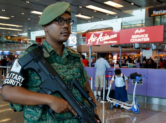 Żołnierze pilnują porządku na lotnisku