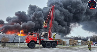 Pożar hali z chemikaliami pod Ożarowem Mazowieckiem. Zginęła jedna osoba