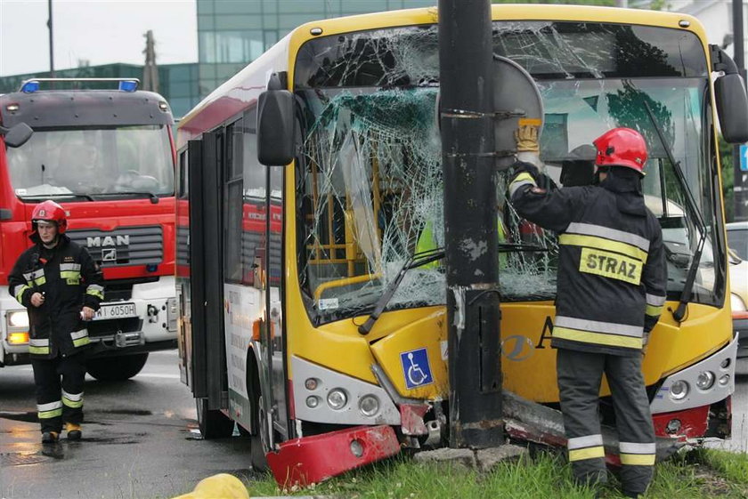 Autobus wbił się w latarnię