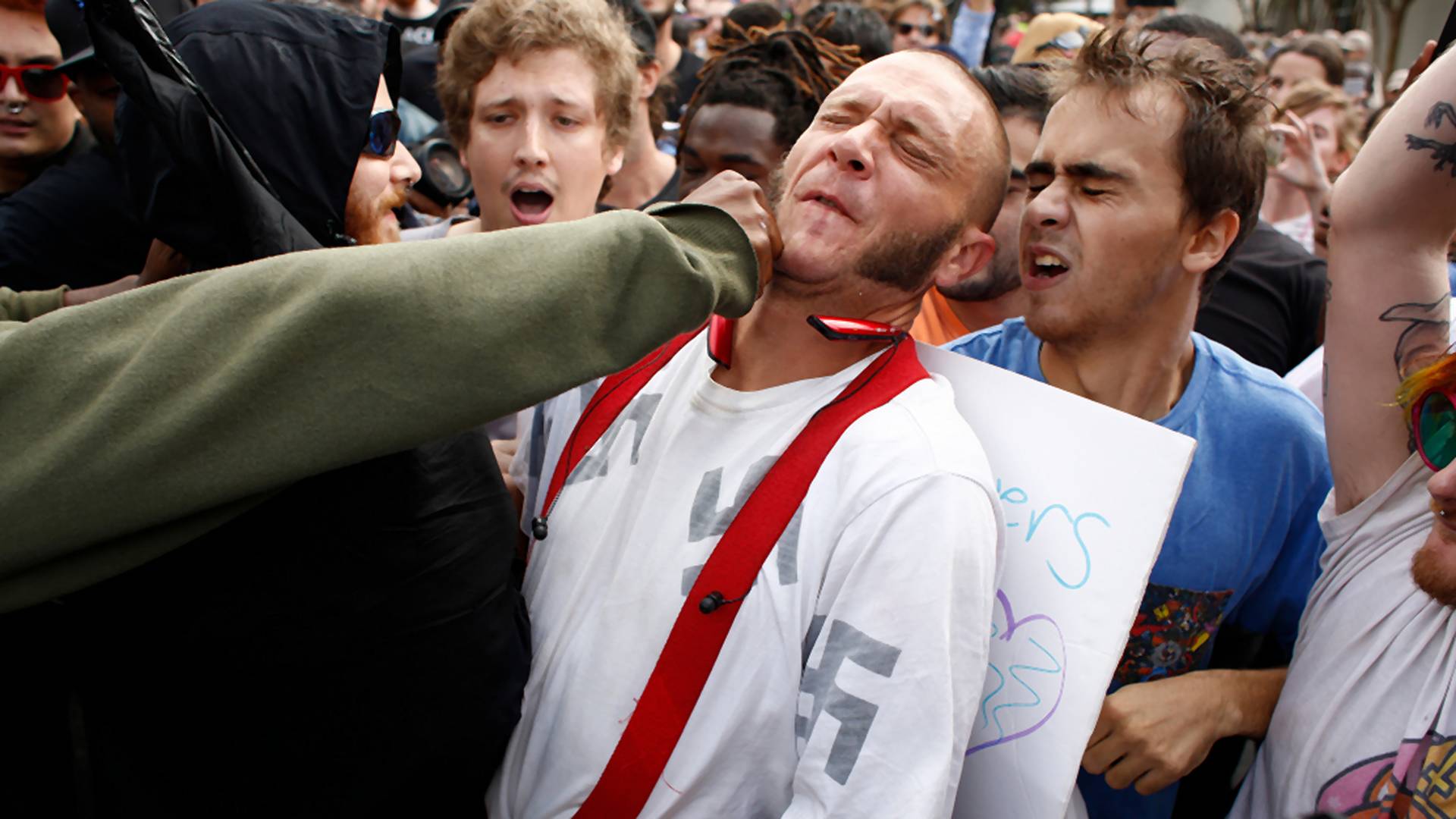 Demonštrant objal nacistu a spýtal sa, prečo ho nenávidí