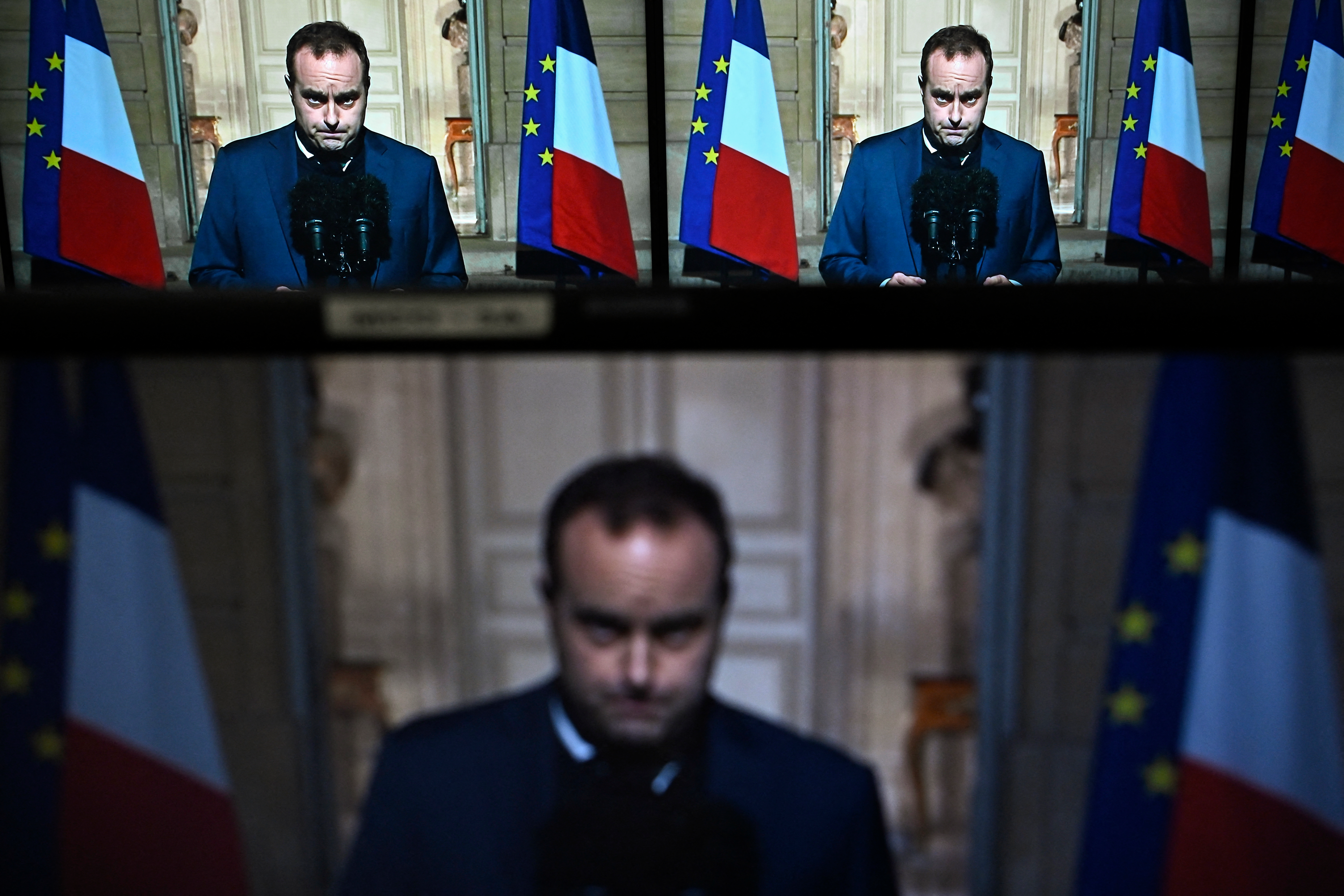 Menace de censure : le gouvernement propose huit milliards de surtaxe