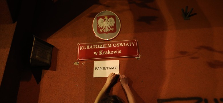 Imiona nieżyjących dzieci LGBT na budynku kuratorium. Barbara Nowak zabrała głos