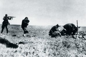 Egzekucja Żydów koło Iwangorodu (Ukraina) wykonywana przez żołnierzy  Einsatzgruppen, 1942 r. Niemieckie zdjęcie zdobyte przez polskiego pracownika poczty 