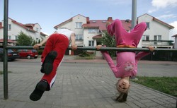 Podwórkowe zabawy w PRL. Pamiętasz? [QUIZ]