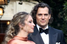 "On MILION DOLARA, ona 2 DINARA": Najzgodniji muškarac na svetu poveo verenicu na crveni tepih, pa njena "POSTELJINA HALJINA" ukrala šou - fanovi mu NE PRAŠTAJU izbor saputnice