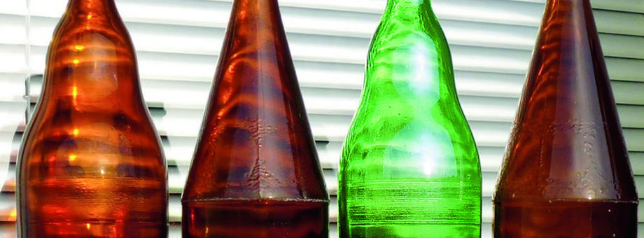 Gazowany Ptyś powstawał w wytwórni w mazowieckim Tarczynie. Po ponad 20 latach przerwy, za sprawą Maspeksu, znów jest w sklepach. W tych samych trzech smakach, z przewagą pomarańczowego. W mniejszych butelkach.
