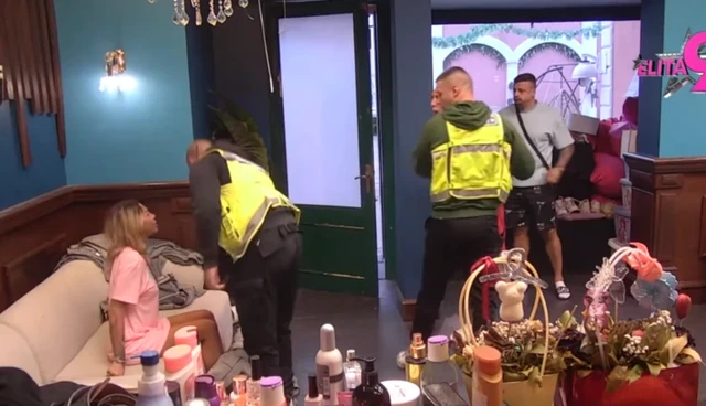 OBEZBEĐENJE POLETELO ZBOG ANELI AHMIĆ! Obračunala se sa Lepim Mićom, pa LOMILA SVE PO PABU: "SRAM TE BILO, PROVLAČI MI DETE!"