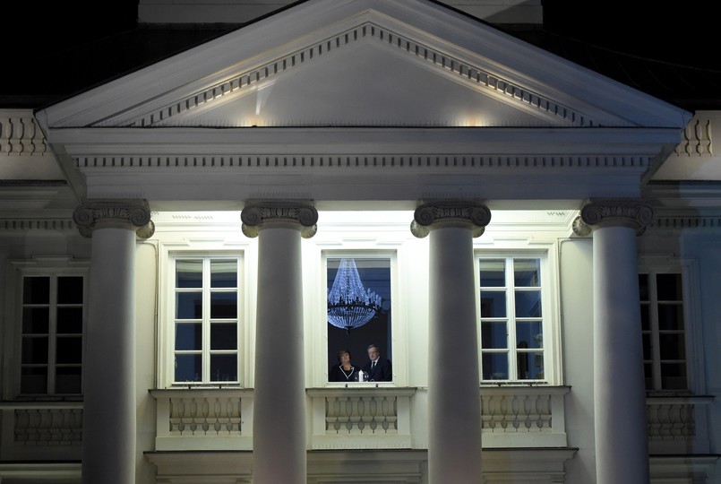 Prezydent Bronisław Komorowski wraz z małżonką Anną zapalili w oknie Belwederu symboliczną świecę, będącą wyrazem pamięci o ofiarach stanu wojennego